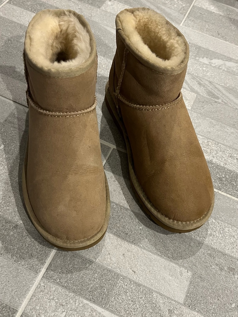Ugg clasic boots size 5